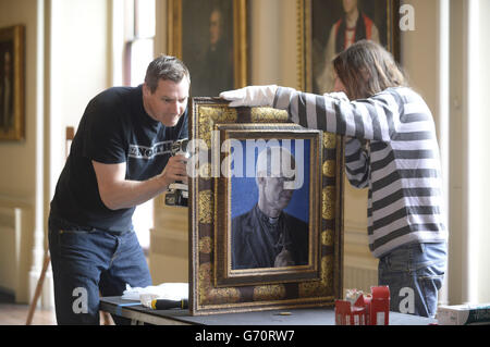 Le premier portrait de l'archevêque de Canterbury Justin Welby par l'artiste Roger Wagner est exposé au château d'Auckland, dans le comté de Durham, ainsi que des œuvres d'art couvrant 500 ans d'histoire de l'Église. Banque D'Images