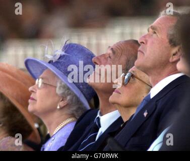 De gauche à droite : la Reine, le président français Jacques Chirac, sa femme Bernadette et le président américain George W Bush regardent un survol des flèches rouges britanniques, lors de la cérémonie internationale à Arromanches, célébrant le 60e anniversaire du débarquement en Normandie. Banque D'Images