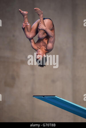 He Chong en Chine sur le chemin de gagner le 3m Springboard masculin, pendant le deuxième jour de l'événement mondial de plongée de la FINA au Centre aquatique de Londres. Banque D'Images