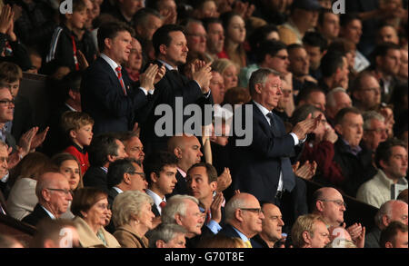 Football - Barclays Premier League - Manchester United / Norwich City - Old Trafford.L'ancien directeur de Manchester United, Sir Alex Ferguson, applaudit à la substitution de Danny Welbeck Banque D'Images