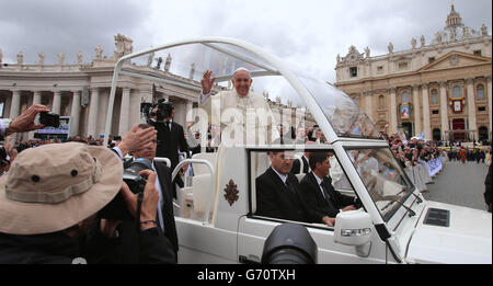 Le pape François se démène vers les fidèles de la place Saint-Pierre à Rome après la canonisation historique des papes Jean XXIII et Jean-Paul II Banque D'Images