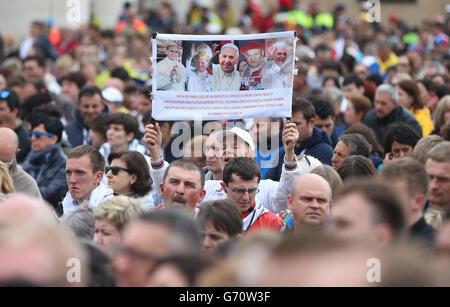 Les fidèles de la place Saint-Pierre à Rome pendant la canonisation historique des Papes Jean XXIII et Jean-Paul II Banque D'Images