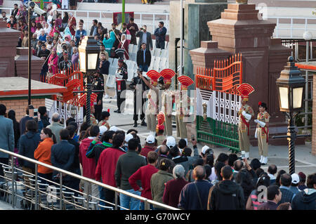 La frontière Inde-pakistan Wagah Cérémonie de clôture. Banque D'Images