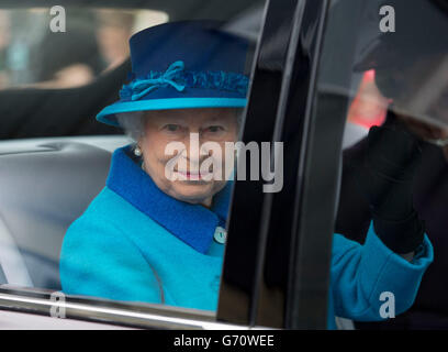 La reine Elizabeth II se déporte devant la foule lorsqu'elle part après une visite officielle à l'hôpital Cotts Farm Equine, à Narbeth, au pays de Galles. L'hôpital Cotts Equine est un établissement spécialisé offrant des soins vétérinaires équins. Banque D'Images