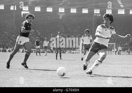 Paul Mariner d'Angleterre (c) en action avec Willie Miller d'Écosse (l).L'arbitre dans le fond est Antonio Jose da Silva Garrido du Portugal. Banque D'Images