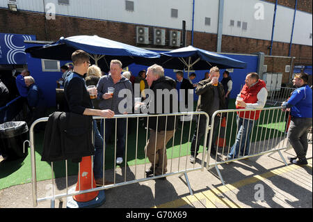 Les supporters apprécient un verre de la zone des fans avant le match entre Birmingham City et Leeds United. Banque D'Images