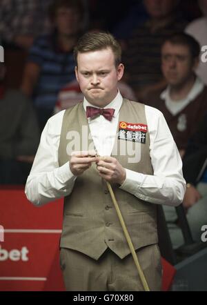 Shaun Murphy pendant son match contre Ronnie O'Sullivan pendant les Championnats du monde de snooker de Dafabet au Crucible, Sheffield. Banque D'Images