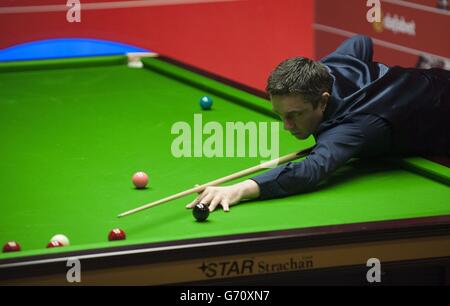 Alan McManus lors de son match contre Mark Selby lors des championnats du monde de snooker de Dafabet au Crucible, Sheffield. Banque D'Images