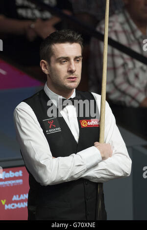 Mark Selby lors de son match contre Alan McManus lors des championnats du monde de snooker de Dafabet au Crucible, Sheffield. Banque D'Images