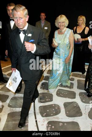 HRH le Prince Charles et Mme Camilla Parker Bowles rencontrent des membres de la troupe au Prince of Wales Theatre à Londres pour la réouverture du célèbre Muscal Mama Mia. Banque D'Images