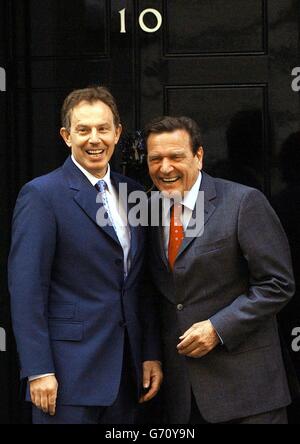 Le Premier ministre britannique Tony Blair partage une blague avec le chancelier allemand Gerhard Schroder lorsqu'ils se sont rencontrés à l'extérieur de la rue Downing 10 dans le centre de Londres. Banque D'Images