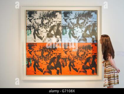 Un visiteur voit 'Race Riot' par Andy Warhol, qui devrait récupérer environ 50 millions de dollars US dans le cadre de la vente d'art contemporain et d'après-guerre de Christie à New York les 12 et 13 2014 mai. Banque D'Images