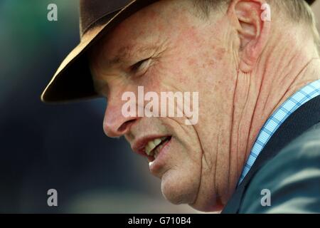 L'entraîneur John Gosden pendant le week-end Dubai Duty Free au champ de courses de Newbury, Berkshire. Banque D'Images