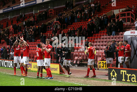 Football - Championnat Sky Bet - Charlton Athletic / Yeovil Town - The Valley.Les joueurs de Charlton Athletic applaudissent les fans après le match Banque D'Images