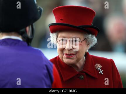 Courses hippiques - Dubai Duty Free Weekend - Newbury.La reine Elizabeth II avec le jockey David Probert pendant le week-end duty Free de Dubaï à l'hippodrome de Newbury, Berkshire. Banque D'Images