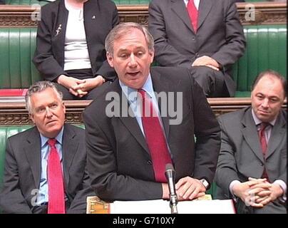 Le secrétaire à la Défense Geoff Hoon parle à la Chambre des communes de Londres, où il a annoncé qu'il allait envoyer environ 370 soldats britanniques supplémentaires en Irak, portant le total à 8900. Banque D'Images