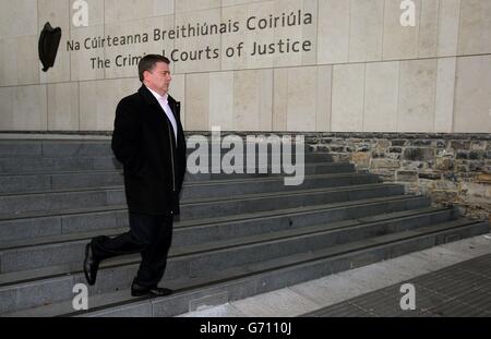 Pat Whelan, ancien dirigeant de la banque Anglo Irish Bank, quitte le circuit Criminal court de Dublin, lors du procès des anciens dirigeants de la banque Anglo Irish Bank. Banque D'Images