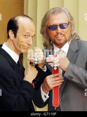 Les deux membres survivants des Bee Gees, Robin (à gauche) et Barry Gibb, détiennent leurs CBE après les avoir reçus du Prince de Galles à Buckingham Palace, Londres. Le troisième frère, Maurice Gibb, est décédé l'année dernière avant de recevoir l'honneur et son fils Adam l'a recueilli en son nom. Banque D'Images