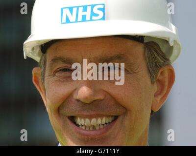 Le Premier ministre Tony Blair porte un casque de sécurité NHS lors d'une visite d'un nouveau projet de 422 millions de personnes au University College Hospital de Londres. Il a exhorté les électeurs à regarder au-delà des gros titres négatifs sur le système de santé et à reconnaître que le traitement s'améliore pour des millions de patients dans tout le pays. Banque D'Images