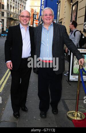 Christopher Biggins et son petit ami Neil assistant à la soirée presse de jouer valeurs relatives au théâtre Harold Pinter à Londres. Banque D'Images