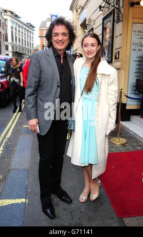 Domenick Allen et Cayleigh Allen assistant à la soirée presse de jouer valeurs relatives au théâtre Harold Pinter à Londres. Banque D'Images