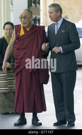 Le Prince de Galles accueille le 14ème Dalaï Lama, Tenzin Gyatso, à sa résidence officielle, Clarence House, à Londres. Le chef spirituel tibétain exilé est en visite de quatre jours en Grande-Bretagne. Banque D'Images