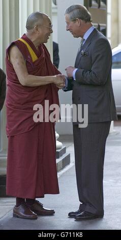 Le Prince de Galles accueille le 14ème Dalaï Lama, Tenzin Gyatso, à sa résidence officielle, Clarence House, à Londres. Le chef spirituel tibétain exilé est en visite de quatre jours en Grande-Bretagne. Banque D'Images