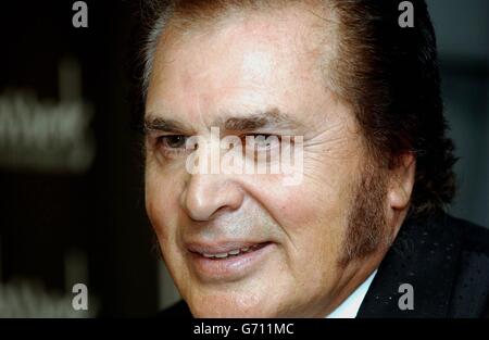 Le crooner légendaire Engelbert Humperdink lors d'une séance de photocall et de signature d'album au grand magasin Harrods de Knightsbridge, Londres. La star internationale surnommée le « roi de la romance » signe des copies de son dernier album Englebert - son plus grand amour chansons et commence une tournée au Royaume-Uni à partir du 1er juin au Pavillon Rhyl. Banque D'Images