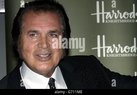 Le crooner légendaire Engelbert Humperdink lors d'une séance de photocall et de signature d'album au grand magasin Harrods de Knightsbridge, Londres. La star internationale surnommée le « roi de la romance » signe des copies de son dernier album Englebert - son plus grand amour chansons et commence une tournée au Royaume-Uni à partir du 1er juin au Pavillon Rhyl. Banque D'Images