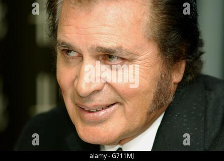 Le crooner légendaire Engelbert Humperdink lors d'une séance de photocall et de signature d'album au grand magasin Harrods de Knightsbridge, Londres. La star internationale surnommée le « roi de la romance » signe des copies de son dernier album Englebert - son plus grand amour chansons et commence une tournée au Royaume-Uni à partir du 1er juin au Pavillon Rhyl. Banque D'Images