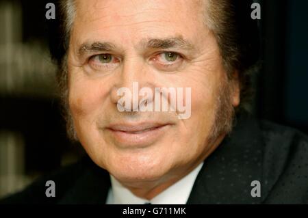 Le crooner légendaire Engelbert Humperdink lors d'une séance de photocall et de signature d'album au grand magasin Harrods de Knightsbridge, Londres. La star internationale surnommée le « roi de la romance » signe des copies de son dernier album Englebert - son plus grand amour chansons et commence une tournée au Royaume-Uni à partir du 1er juin au Pavillon Rhyl. Banque D'Images