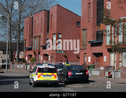 Gardia sur la scène d'un tir fatal à Ballymun dans le nord de Dublin. Banque D'Images