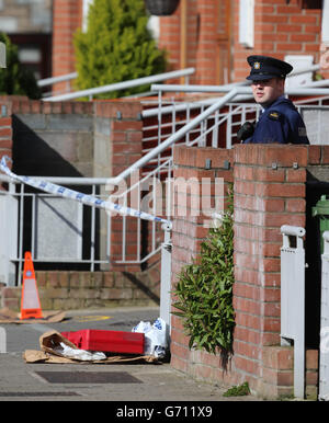 Gardia sur la scène d'un tir fatal à Ballymun dans le nord de Dublin. Banque D'Images