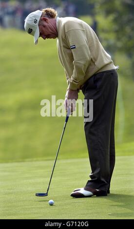 Miguel Angel Jiménez, de l'Espagne, se présente sur le 1er green lors de la deuxième manche des championnats Volvo PGA au club de golf Wentworth, Virginia Water, Surrey. Banque D'Images