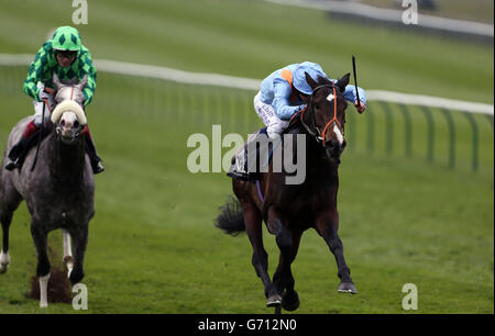 Toormore (à droite), monté par Ryan Moore, bat le Gray Gatsby (couleurs vertes) pour remporter les titres Novae Bloodstock Insurance Craven lors de la deuxième journée de la réunion Craven de 2014 à l'hippodrome de Newmarket, Newmarket. APPUYEZ SUR ASSOCIATION photo. Date de la photo : jeudi 17 avril 2014. Voir PA Story RACING Newmarket. Le crédit photo devrait se lire: Steve Parsons/PA Wire Banque D'Images