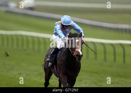 Toormore, monté par Ryan Moore, bat le Gray Gatsby (couleurs vertes) pour remporter les titres Novae Bloodstock Insurance Craven lors de la deuxième journée de la réunion Craven 2014 au Newmarket Racecourse, Newmarket.APPUYEZ SUR ASSOCIATION photo.Date de la photo : jeudi 17 avril 2014.Voir PA Story RACING Newmarket.Le crédit photo devrait se lire: Steve Parsons/PA Wire Banque D'Images