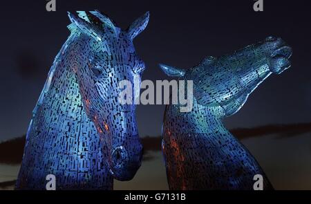 Le Groupe F présente un spectacle de lumière, de flamme et de son lors du lancement de la sculpture Kelpies d'Andy Scott à Helix Park à Falkirk, en Écosse. Banque D'Images