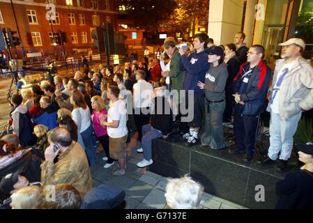 Des foules attendent sur Buckingham Palace Road, à la ruction de Ebury Bridge Road, où pendant la Seconde Guerre mondiale un ouragan s'est écrasé après un combat de chien avec un bombardier allemand au-dessus de Victotria en 1940. Le live Channel Five TV show, Fighter plane Dig ... En direct, raconta l'histoire ce soir. Banque D'Images