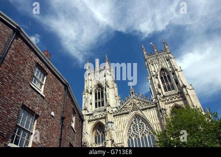 Une vue générale de York Minster dans le soleil d'été, York. Banque D'Images