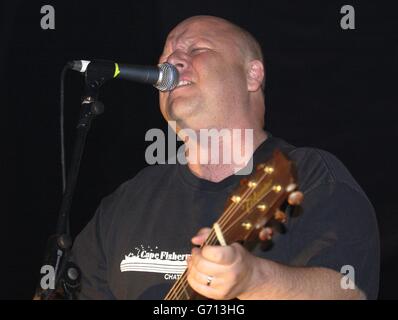 Frank Black, du groupe de rock indépendant américain récemment réformé The Pixies, se produit en direct sur scène à la Carling Brixton Academy, dans le sud de Londres. 12/06/04: Plus de 110,000 fans de rock devraient descendre à Phoenix Park, Dublin, pour un méga-concert avec les Pixies et les Red Hot Chili Peppers. Le concert d'été sera le témoin de la première fois en 10 ans des Pixies sur le sol irlandais. Banque D'Images