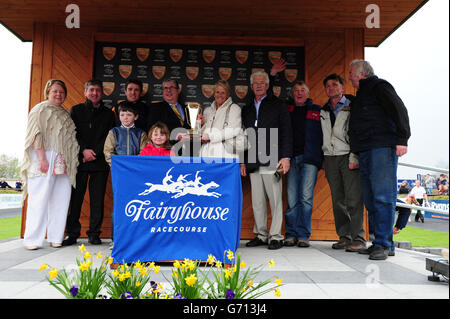 Courses, l'entraîneur Michael Winters et le Jockey Barry Geraghty après avoir porté Rebel Fitz à la victoire dans la coupe d'or Powers pendant la journée de la coupe d'or Powers à l'hippodrome de Fairyhouse, dans le comté de Meath.APPUYEZ SUR ASSOCIATION photo.Date de la photo: Dimanche 20 avril 2014.Voir PA Story RACING Fairyhouse.Le crédit photo devrait se lire : Barry Cronin/PA Wire. Banque D'Images