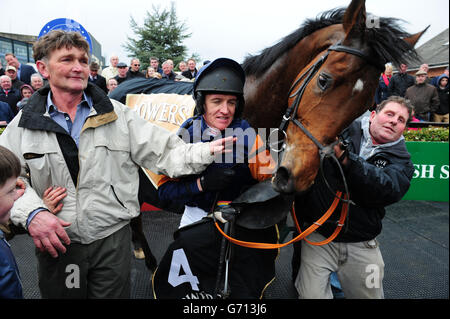 L'entraîneur Michael Winters et le Jockey Barry Geraghty après avoir porté Rebel Fitz à la victoire dans la coupe d'or Powers pendant la journée de la coupe d'or Powers à l'hippodrome de Fairyhouse, dans le comté de Meath. APPUYEZ SUR ASSOCIATION photo. Date de la photo: Dimanche 20 avril 2014. Voir PA Story RACING Fairyhouse. Le crédit photo devrait se lire : Barry Cronin/PA Wire. Banque D'Images