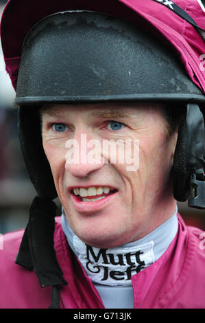 Jockey Paul Carberry après avoir parcouru la route de la richesse à la victoire dans le Tattersalls Ireland George Mernagh Memorial Sales Bumper pendant le Powers Gold Cup Day au Fairyhouse Racecourse, County Meath. APPUYEZ SUR ASSOCIATION photo. Date de la photo: Dimanche 20 avril 2014. Voir PA Story RACING Fairyhouse. Le crédit photo devrait se lire : Barry Cronin/PA Wire. Banque D'Images
