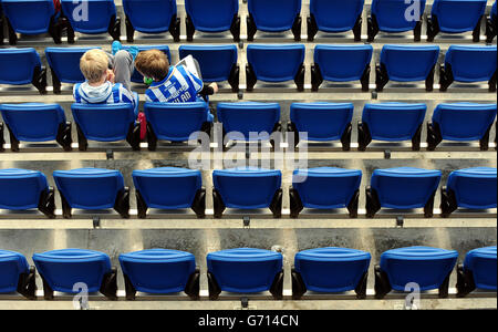 Football - championnat Sky Bet - Brighton et Hove Albion v Blackpool - stade AMEX.Deux jeunes fans de Brighton & Hove Albion se trouvent dans les stands avant le match Banque D'Images