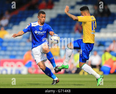 Football - Sky Bet League One - Oldham Athletic / Coventry City - Boundary Park.Jonson Clarke-Harris d'Oldham Athletic et Jordan Willis (à droite) de Coventry City sont en action Banque D'Images