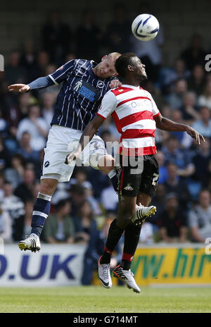 Soccer - Sky Bet Championship - Millwall v Doncaster Rovers - The New Den.Alan Dunne de Millwall (à gauche) s'enfile avec Theo Robinson de Doncaster (à droite) lors du match de championnat Sky Bet au New Den, Londres. Banque D'Images