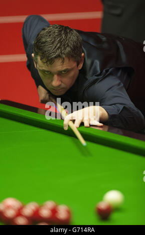 Alan McManus lors de son match contre John Higgins lors des Championnats du monde de snooker de Dafabet au Crucible, Sheffield. Banque D'Images