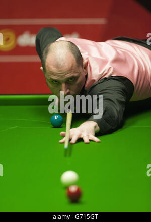 Joe Perry lors de son match contre Ronnie O'Sullivan lors des championnats du monde de snooker de Dafabet au Crucible, Sheffield. Banque D'Images