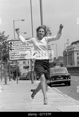 Sauter pour la joie au-dessus de la chaussée à l'extérieur de Thames Televison Euston Road studios, est 26 ans Lindsay Wagner, qui est à Londres pour lancer sa nouvelle série télévisée "la femme Bionique" Banque D'Images