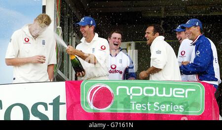 Andrew Flintock, Michael Vaughan, Andrew Strauss, Mark Butcher, Steve Harmison et Marcus Trescothick (gauche-droite), en Angleterre, célèbrent la victoire du deuxième match de npower test au terrain de cricket de Headingley, à Leeds. Banque D'Images